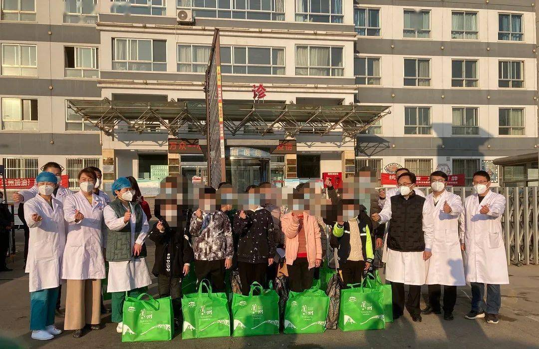 13名新冠肺炎確診患者從定點康復(fù)醫(yī)院出院包括蕞后兩位云南籍康復(fù)患者