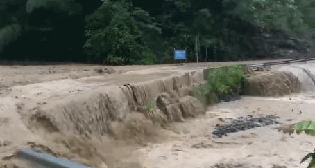 緊急轉(zhuǎn)移97人！湖北省利川市文斗鎮(zhèn)遭受特大暴雨襲擊