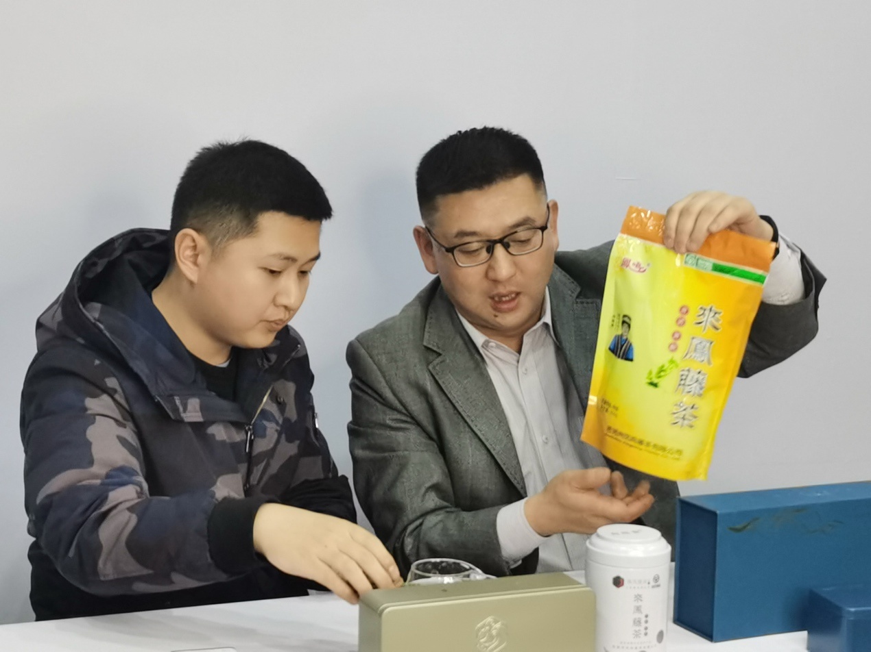 首屆湖北省農(nóng)博會(huì)開(kāi)幕來(lái)鳳副縣長(zhǎng)、利川副市長(zhǎng)直播間推介家鄉(xiāng)好物