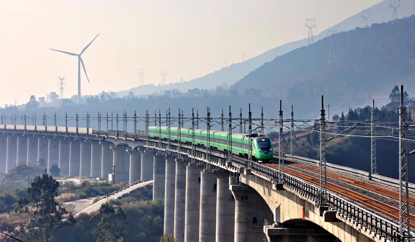 “綠巨人”來了！四川涼山州步入“動車時代”