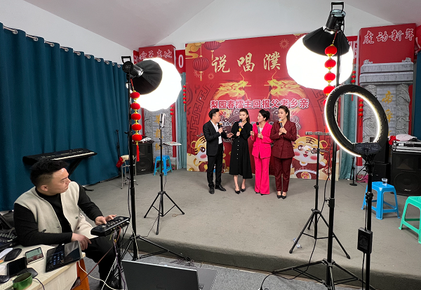 縣劇團(tuán)送戲下鄉(xiāng)改抖音直播：每天10萬人圍觀一半是外省老鄉(xiāng)